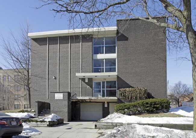 Grandview Apartments in Milwaukee, WI - Foto de edificio - Building Photo
