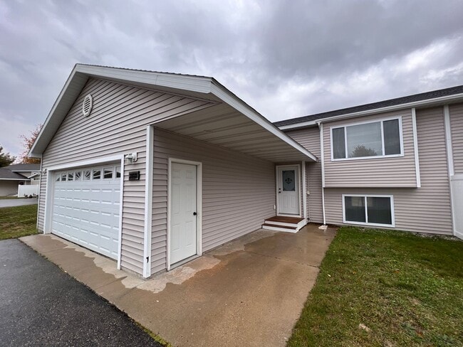2481 Woodcock Ln in Traverse City, MI - Building Photo - Building Photo