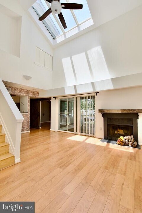 3377 Lakeside View Dr in Falls Church, VA - Foto de edificio