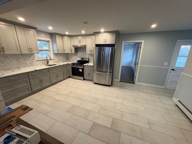 16 Arrowhead Dr in Shirley, NY - Building Photo - Building Photo