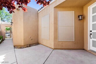 174 Twin Towers Ave in Las Vegas, NV - Foto de edificio - Building Photo