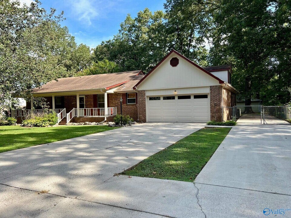 137 Oakcrest Rd in Huntsville, AL - Building Photo