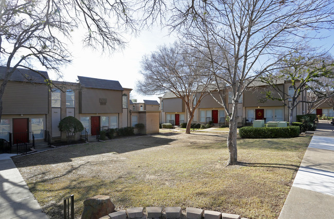 Cotton Creek Apartments in Grand Prairie, TX - Building Photo - Building Photo