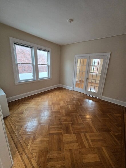 51-23 47th St in Queens, NY - Foto de edificio - Building Photo