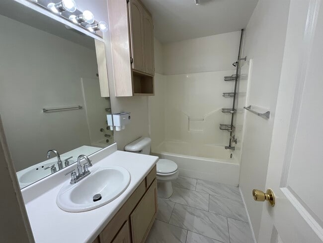 915 Rutledge Dr in Laredo, TX - Building Photo - Building Photo