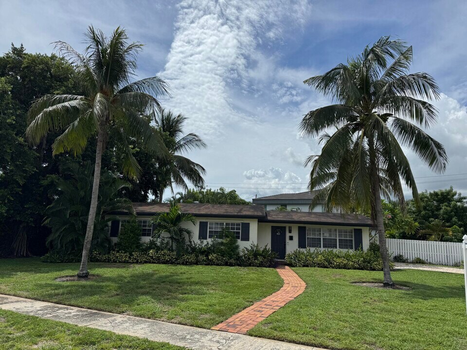 300 NE 7th St in Boca Raton, FL - Building Photo
