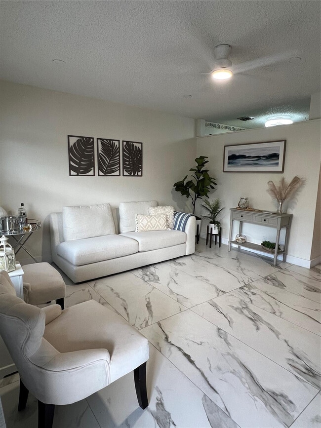 900 SW 10th Terrace in Hallandale Beach, FL - Building Photo - Building Photo