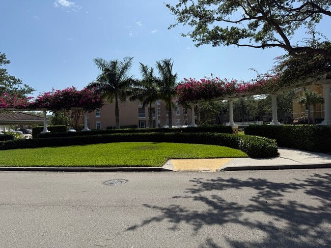 5095 Fairways Cir, Unit I306 in Vero Beach, FL - Foto de edificio - Building Photo