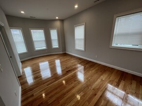 130 Cross St, Unit 8 in Somerville, MA - Foto de edificio - Building Photo
