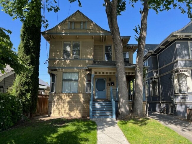 property at 440 S 10th St