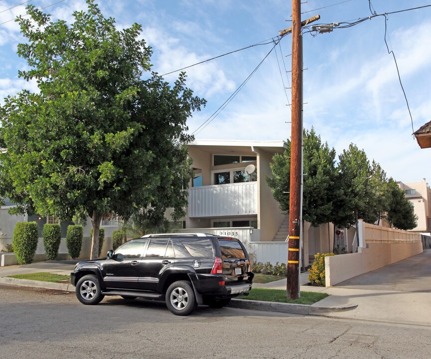 21035 Bryant St in Canoga Park, CA - Building Photo