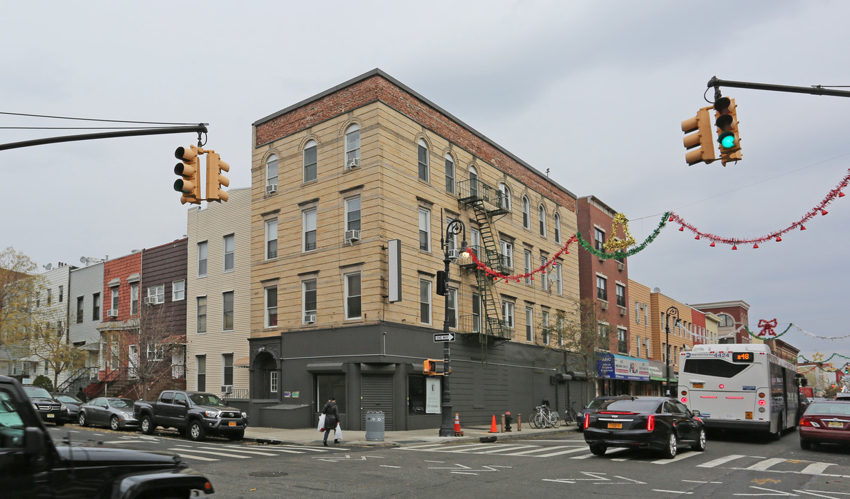 566 Leonard St in Brooklyn, NY - Building Photo