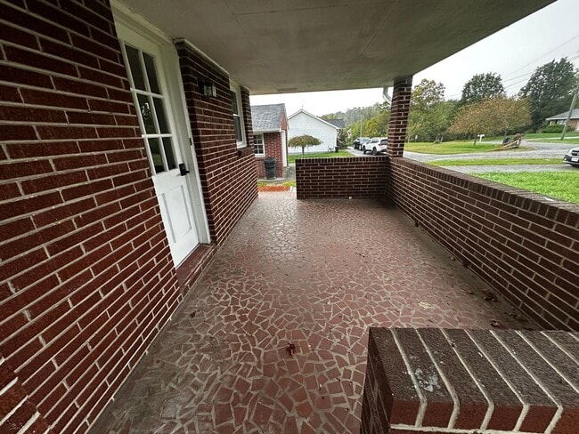 2101 W Main St in Radford, VA - Building Photo - Building Photo