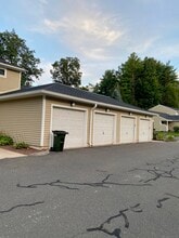 10 Wiggins Farm Dr in Simsbury, CT - Building Photo - Building Photo