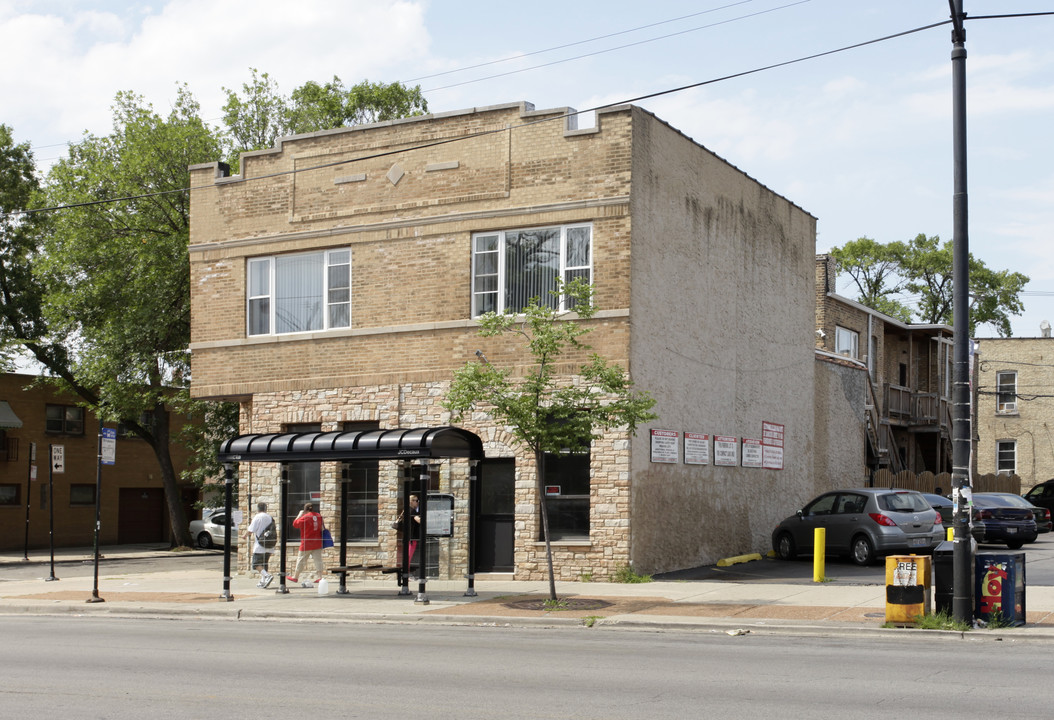 3860 W Fullerton Ave in Chicago, IL - Foto de edificio