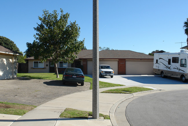 9410-9412 Petit Ct in Ventura, CA - Foto de edificio - Building Photo