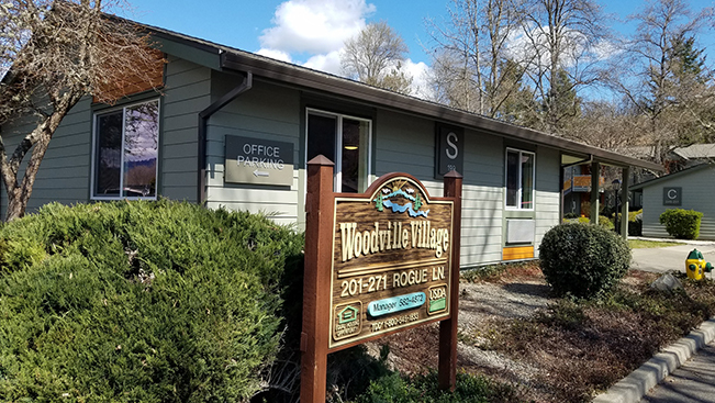 Z_Woodville Village in Rogue River, OR - Foto de edificio