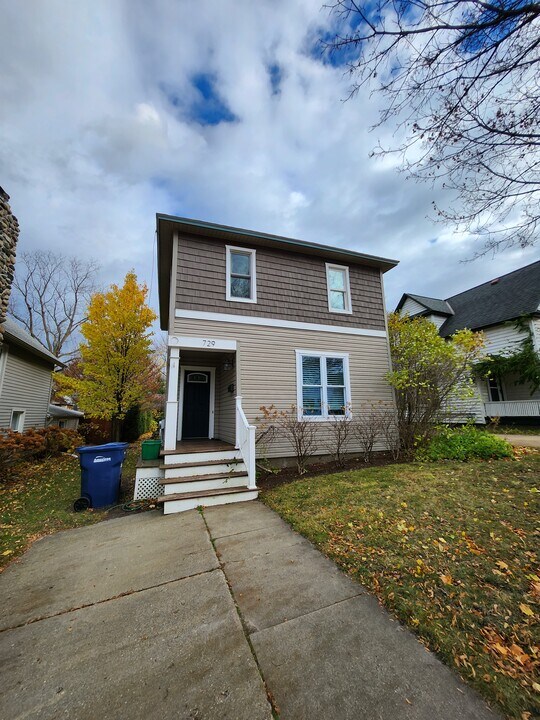 729 Harvey St in Petoskey, MI - Building Photo