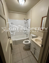 406 E Cobb St in Groesbeck, TX - Foto de edificio - Building Photo