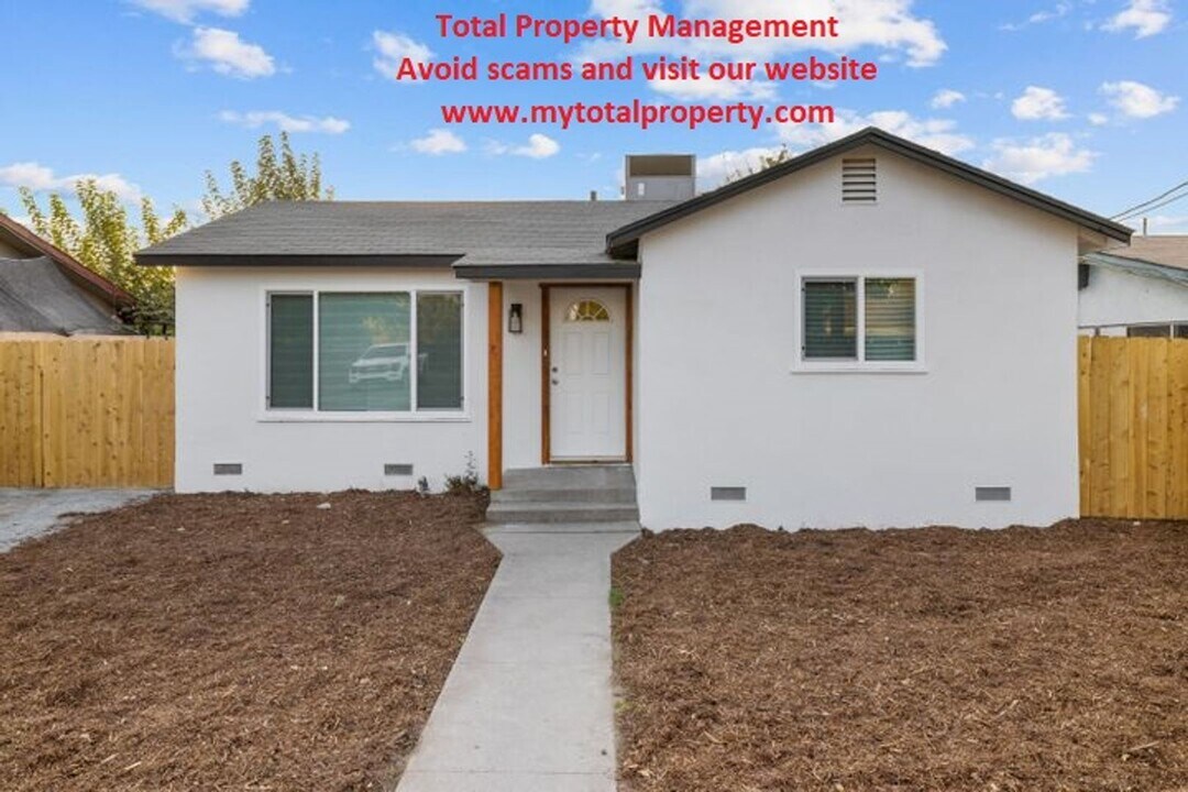 1406 W Roosevelt Ave in Visalia, CA - Foto de edificio