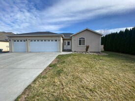 325 N Crestview Dr in Moses Lake, WA - Building Photo