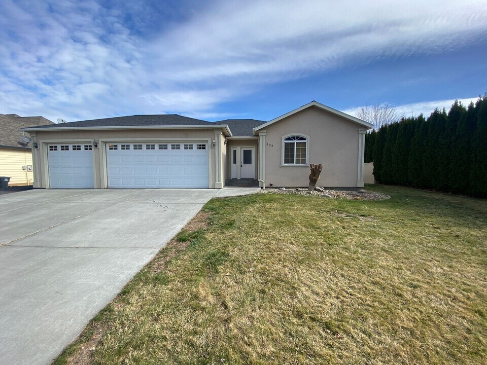 325 N Crestview Dr in Moses Lake, WA - Building Photo