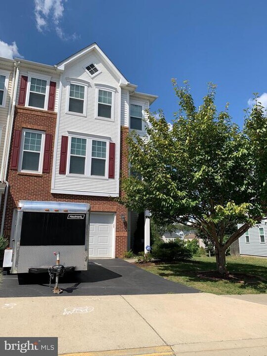 24689 Capecastle Terrace in Aldie, VA - Building Photo