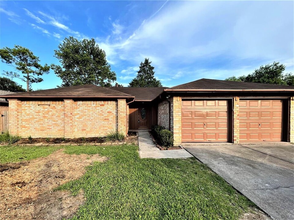 426 Reseda Dr in Webster, TX - Building Photo