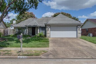 11810 Stone Bridge Dr in Houston, TX - Building Photo