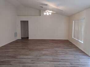 1223 Persian Ave in Spring Hill, FL - Foto de edificio - Building Photo