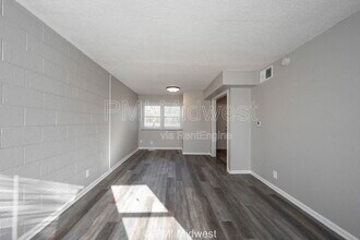 6050 E 16th St in Indianapolis, IN - Foto de edificio - Building Photo