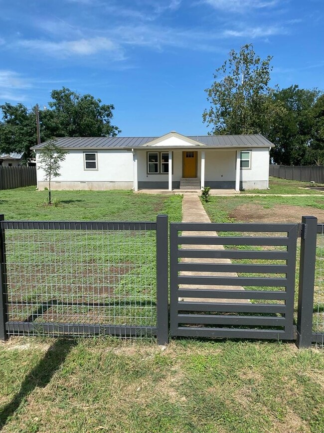136 Marie Dr in Comfort, TX - Building Photo - Building Photo