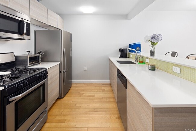 91-16 Shore Front Pkwy-Unit -2C in Queens, NY - Building Photo - Building Photo