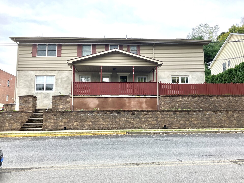 204 7th St in West Easton, PA - Building Photo