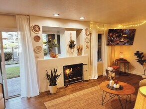 4010 Layang Layang Cir in Carlsbad, CA - Foto de edificio - Building Photo