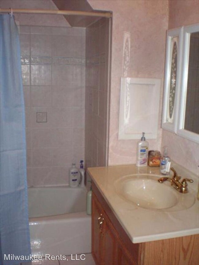 3114 N Newhall St in Milwaukee, WI - Foto de edificio - Building Photo