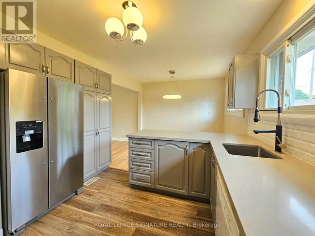 2368 Drury Ln in Ottawa, ON - Building Photo - Building Photo