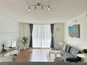 18800 NE 29th Ave, Unit 830 in Aventura, FL - Building Photo - Building Photo
