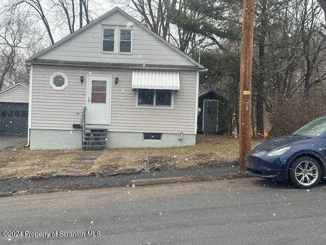 113 Lidy Rd in Dupont, PA - Foto de edificio