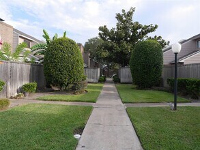 13840 Hollowgreen Dr in Houston, TX - Building Photo - Building Photo