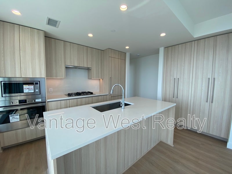1626 Water St in Kelowna, BC - Building Photo