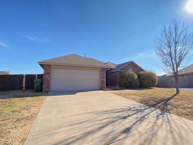 812 Liberty Mesa Ct in Yukon, OK - Building Photo - Building Photo