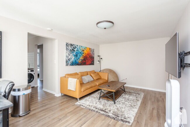 property at 6427 N Hermitage Ave