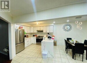 31 Farthingale Crescent in Brampton, ON - Building Photo - Building Photo