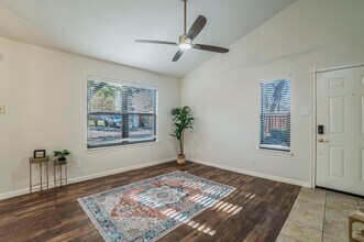 5676 Cedar Creek Dr in Benbrook, TX - Foto de edificio - Building Photo