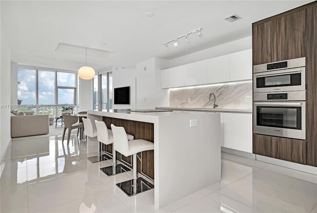 851 NE 1st Ave, Unit 1701 in Miami, FL - Foto de edificio - Building Photo