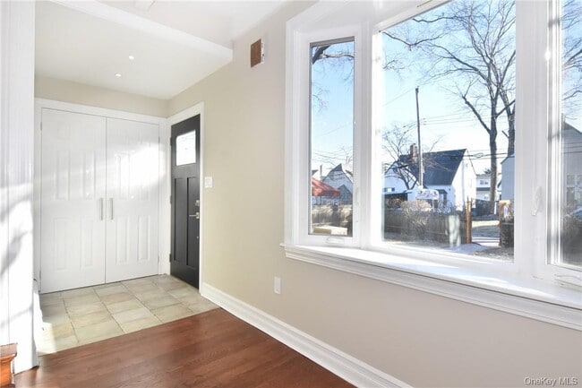 19 Longmeadow Rd in Yonkers, NY - Building Photo - Building Photo