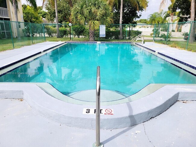 1501 Crescent Cir in Lake Park, FL - Building Photo - Building Photo