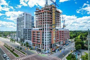 8888 Yonge St in Richmond Hill, ON - Building Photo
