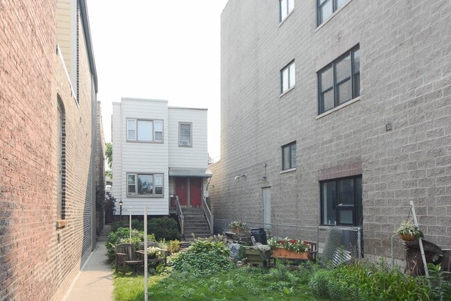 property at 3426 N Lincoln Ave